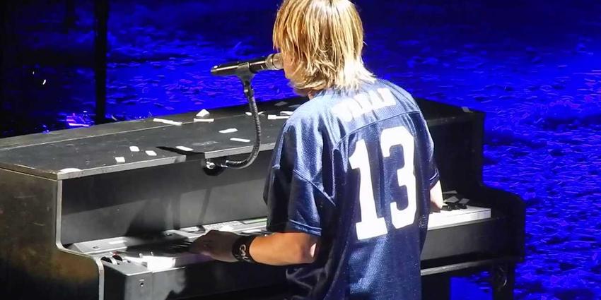 Keith Urban plays the piano and sings wearing a PSU football jersey at the BJC in 2013.