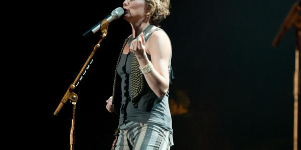Jennifer Nettles of Sugarland sings into microphone during the Sugarland concert at the BJC.