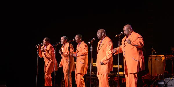 Dressed in snazzy orange suits, The Temptations & The Four Tops wow the audience with famous songs from the 60s. 