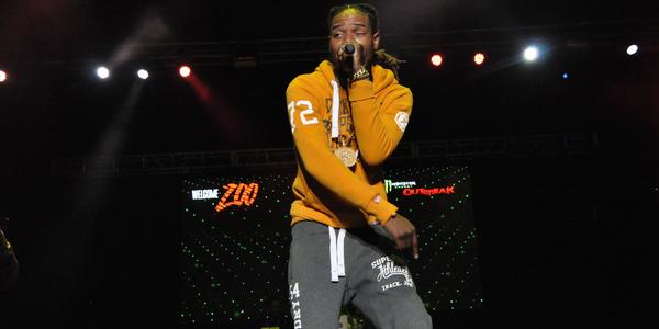 Fetty Wap in yellow hoodie & gray sweat pants performs his popular track "Trap Queen"